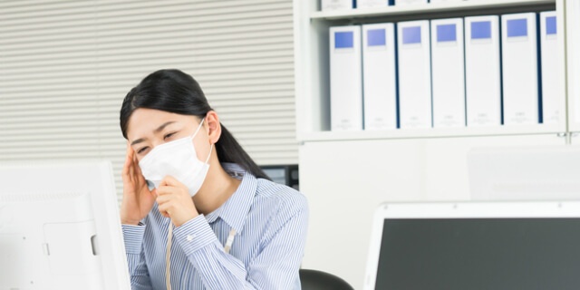 だるそうにしてマスクをしている女性