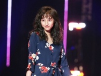 堀田茜、かわいすぎる花柄ワンピで投げキス！＜TGCレポート＞