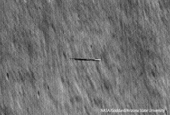 NASA探査機が月の上空で謎のサーフボード型の飛行物体と遭遇、その正体は？