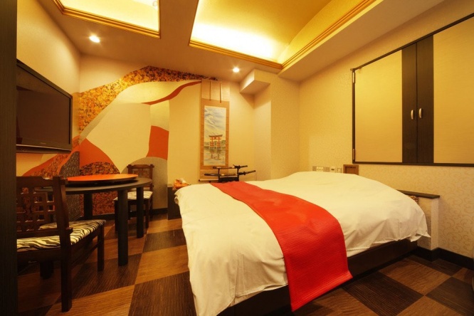 掛け軸、ホラ貝、刀、お立ち台、ミラーボールを完備した208号室。3つ星