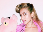 ローラの鎖骨がセクシーすぎる！　胸元あらわな仮装を披露