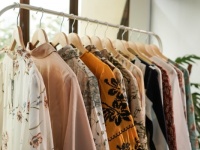 【心理テスト】格安の洋服をすすめられたらどうする？　「あなたの刺激を求める度」