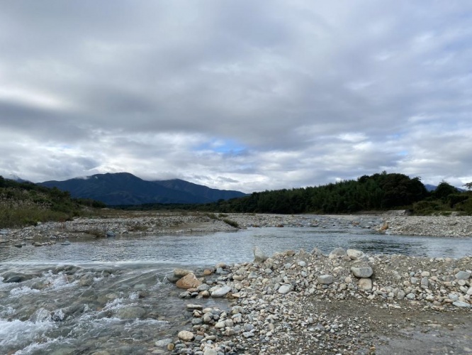 視線を右へやると、水だらけだった（撮影場所は、栃木県那須塩原市の蛇尾川）