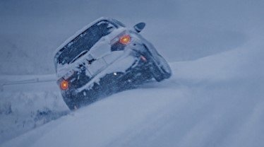 35年前の冬に起きた車のスリップ事故　谷に落ちてドアが開かず、携帯電話も持っていなかった（大阪府・50代女性）