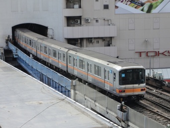 現行の渋谷駅にすべりこむ銀座線（2012年、Dick Thomas Johnsonさん撮影、Flickrより）