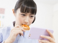 何で返事くれないの？　彼に「既読スルー」されてついやってしまう行動3選