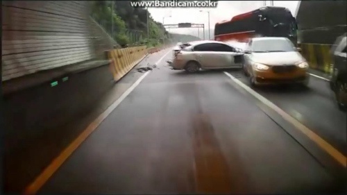 韓国　観光バス追突事故
