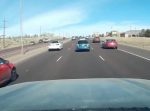 これは怖い…！　風が強すぎて道路脇の電柱がどんどん倒れていく…。