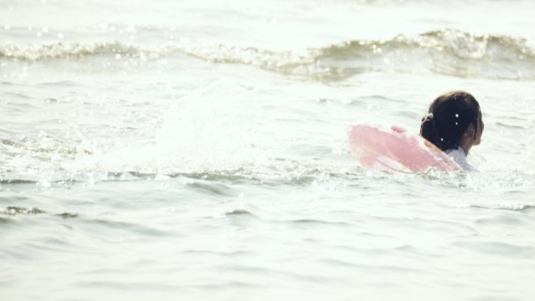 「海で溺れかけ、若い男性3人組に助けを求めた私。既にボートで浜に向かっていた彼らは...」（茨城県・50代女性）