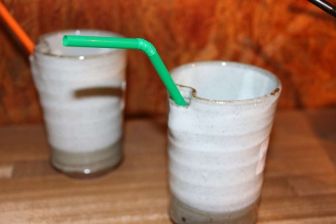 ユニバーサルデザインを意識した、ストローを入れる穴つきのコップ