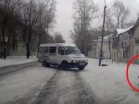 雪で滑りやすい道路に小さな子供が！その救出方法が事案だった。