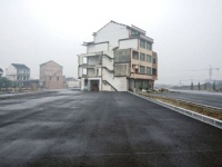 仰天！高速道路の真ん中に建つ家（中国）