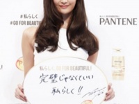菜々緒「髪は私の“名刺”」、うつくしい黒髪と自慢の美脚披露