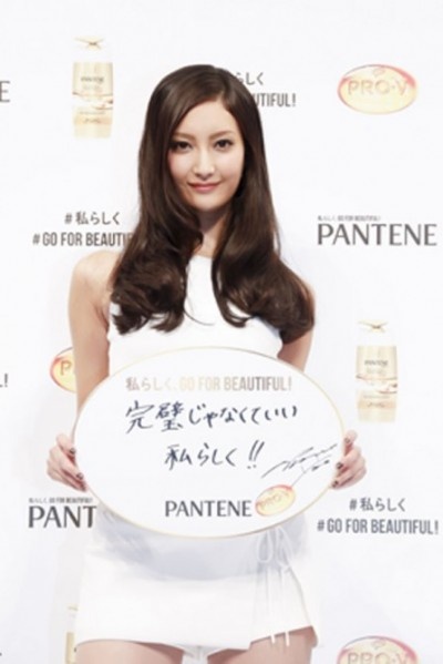 菜々緒「髪は私の“名刺”」、うつくしい黒髪と自慢の美脚披露