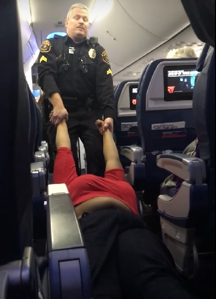 搭乗拒否を無視して居座っていた女性、飛行機から引きずり出されるコトに