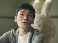 メルカリの新CMに、草彅剛さんがメゾンメルカリ新住人役で登場