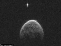NASAの撮影した小惑星「2004 BL86」の軌道上に未確認発光体が写しだされていた