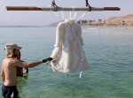 塩分濃度１００％！　「死海」にドレスを２年沈めた結果がコチラ！