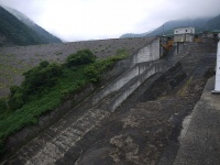 宮城県の加美町にある漆沢ダム（Ippukuchoさん撮影、Wikimedia Commonsより）