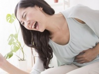 こんな笑い方はNG！　男性が「色気がないと思う女性の笑い方」5つ