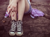 「パンツ」VS「スカート」男性の好きな女子のスニーカースタイルは？