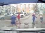 渡ろうとした十字路に車が！⇒“リーダー少年”の行動に感動