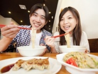 ズズズッ！　男性の前でラーメンをすするのはNG？⇒66.7％の男性の回答は……