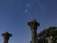 ギリシャ？いいえ、埼玉です　地元写真家が撮影した「オリオン座流星群」が神話のように美しい