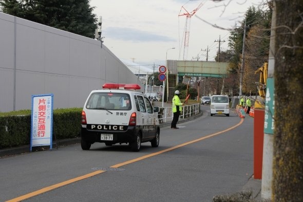 奇しくもパトカーが通過していった。右手側の木立は当時と変わらない