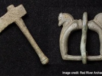 古代ローマ時代の呪いのタブレットや斧などがイギリスの邸宅跡地で発見される