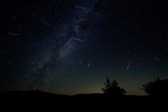 ペルセウス座流星群は8月12日夜がクライマックス！願い事をたくさん用意して空を見上げよう