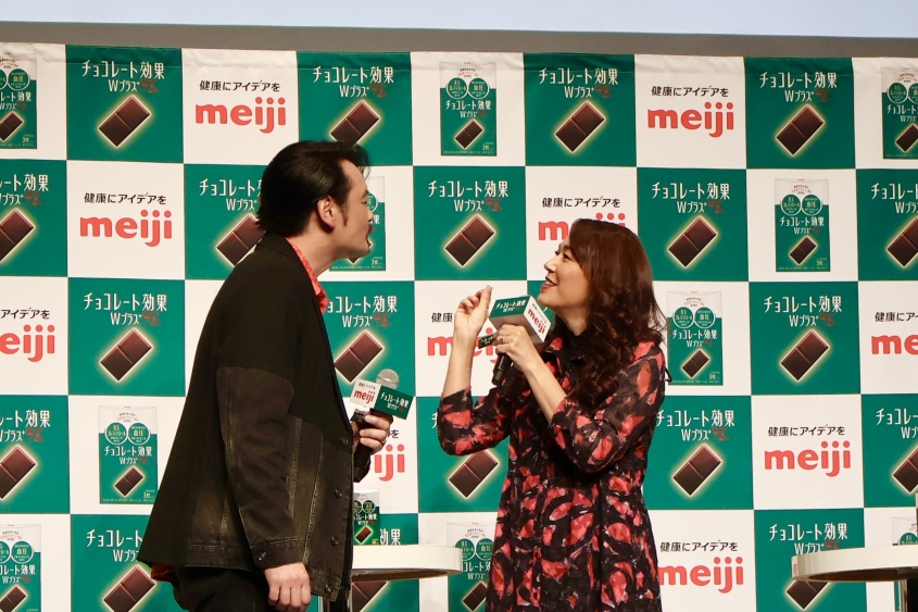 明治「チョコレート効果 W プラスカカオ 72％」商品説明会に、あま～い夫妻が登場！