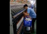 手さばきが速すぎる…！　繊維工場で働く男性の仕事っぷりがハンパじゃない。
