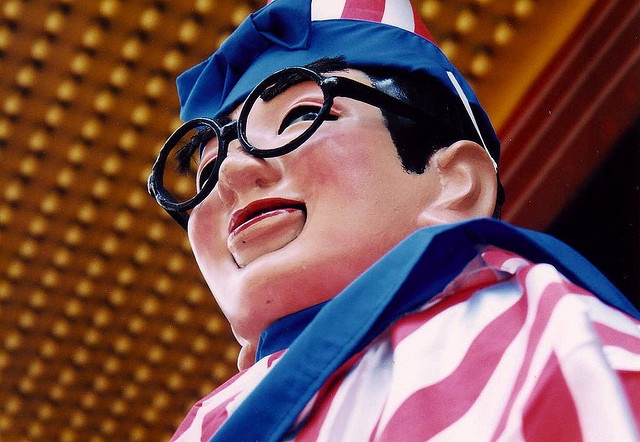 くいだおれ人形は「シュッとしてない」？（sakuraさん撮影、flickrより）