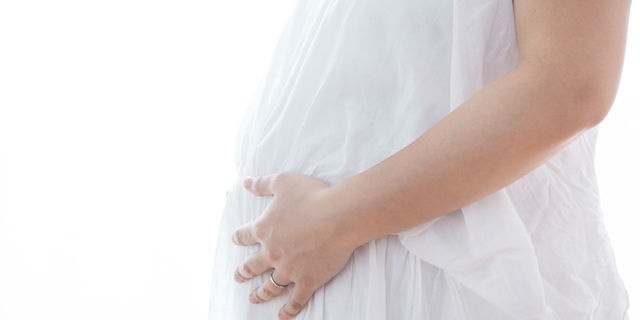 お腹の子を心配する妊婦