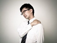 「猫背」は治すといいことがいっぱい！猫背を治すための意識と簡単エクササイズ紹介！