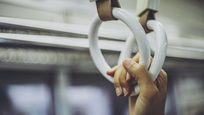 ちいさな息子は母の足元に（画像はphotoAC）