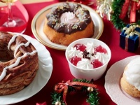 写真左から「VLチョコリング／」「VLクグロフ（ミルクチョコ）」「ブランデー香るショートケーキ」「とちおとめ使用の苺のシュークリーム」