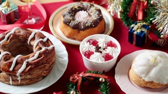 写真左から「VLチョコリング／」「VLクグロフ（ミルクチョコ）」「ブランデー香るショートケーキ」「とちおとめ使用の苺のシュークリーム」
