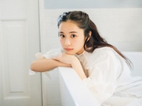 ドキッとする大人っぽい姿に注目！　堀田真由、カレンダー発売決定
