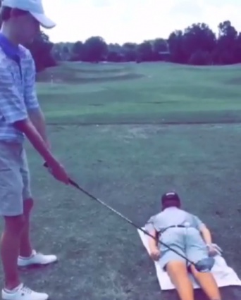 電撃ネットワークかよ！体を張ったゴルフのトリックショットに予想外の悲劇が