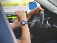 飲酒運転で親を奪われた子供の養育費は加害者が負担することを義務づける法案が可決