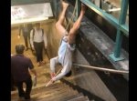 酔っ払い？変質者？　逆さに吊られた状態でフルートを吹く男性。