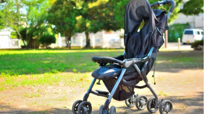 「泣きわめく3人の子供をおんぶに抱っこして無人のベビーカーを押してた私。レジの列に並んでいると前の女性が...」（宮城県・30代女性）