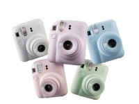 接写やセルフィーも簡単＆きれい！　インスタントカメラ“チェキ”「INSTAX  mini 12」新発売