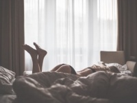 「口の横のホクロ」「ムチムチぎみな体」男心がそそられる女性のポイント4つ！