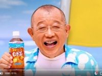 鶴瓶さんのイメージが強い「健康ミネラルむぎ茶」（伊藤園公式チャンネルより）