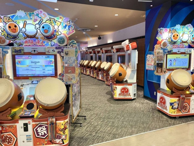 店の奥まで並ぶ「太鼓の達人」