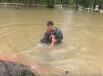 洪水の街で起こった奇跡の救出劇！　勇敢な男性たちの活躍に活目せよ！