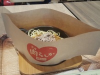 基本のビーフバター焼き。ソースが飛び散らないよう、「肉らしか」と書かれたカバー付きで登場